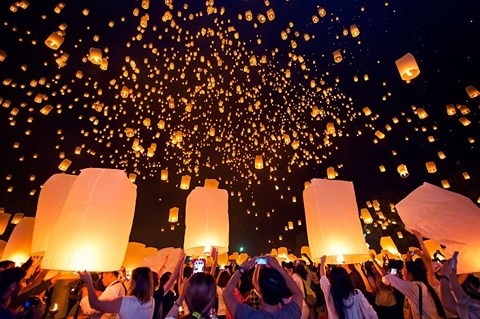 Lần đầu tiên, Ban tổ chức sẽ thực hiện con đường đèn lồng tại phố đi bộ Hồ Gươm với hàng trăm đèn lồng sắc màu rực rõ và ngôi sao khổng lồ.